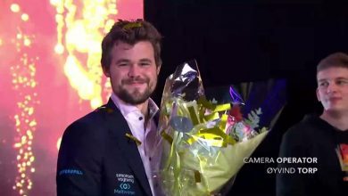 Photo de Le grand maître des échecs Magnus Carlsen reçoit le trophée NFT après la victoire du tournoi