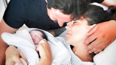 Photo de Enrico Brignano et Flora Canto de nouveau parents : Niccolò est né