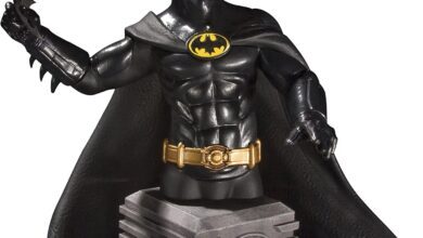 Photo de L’image montre le nouveau costume Batman de Michael Keaton; vérifier