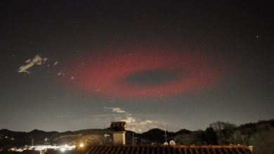 Photo de Anneau de lumière rouge dans le ciel, la photo fait le tour du monde